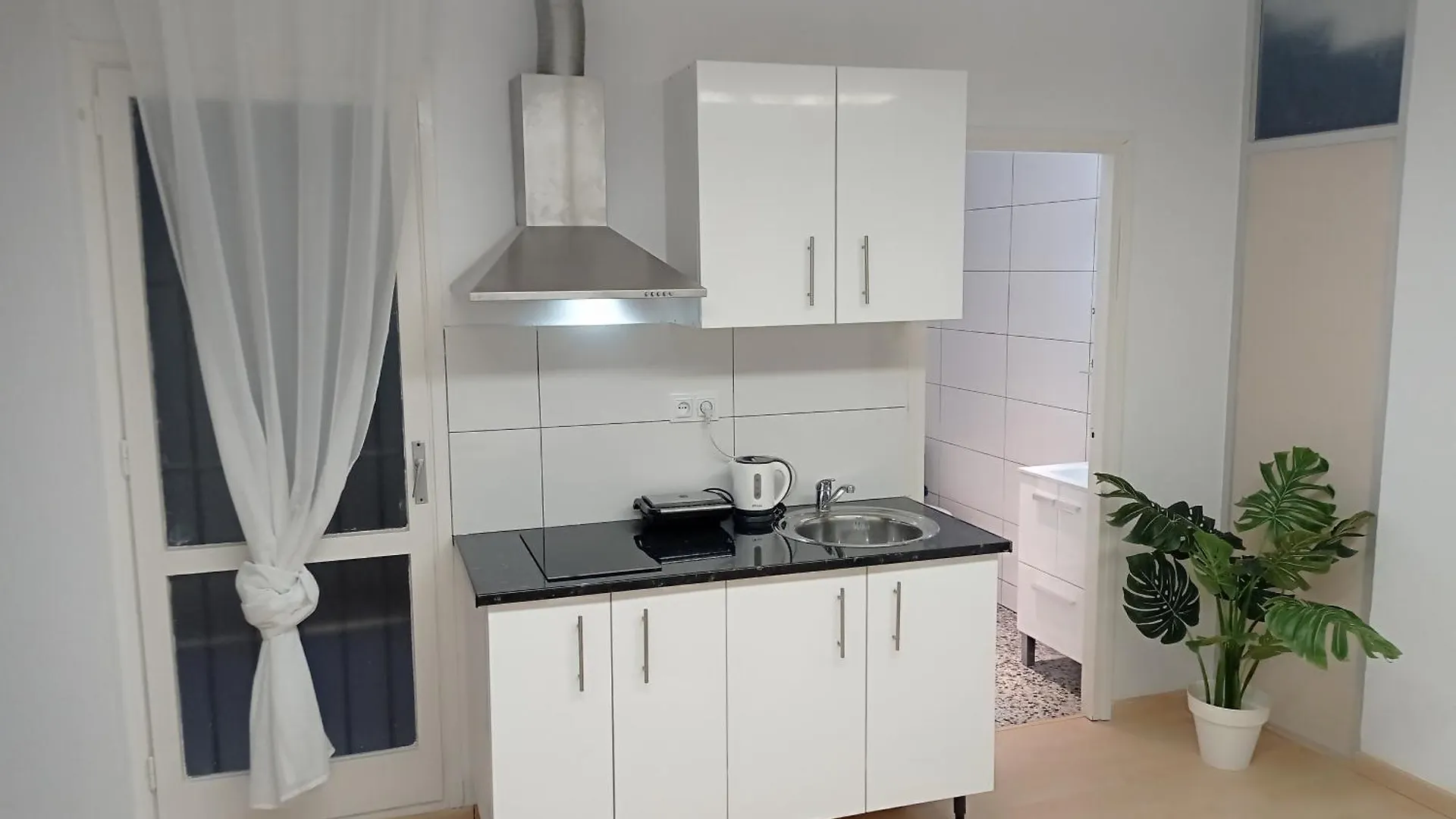 Sunny And Central Double Room Metro L5-L1 Barcelona 0*,  Spain